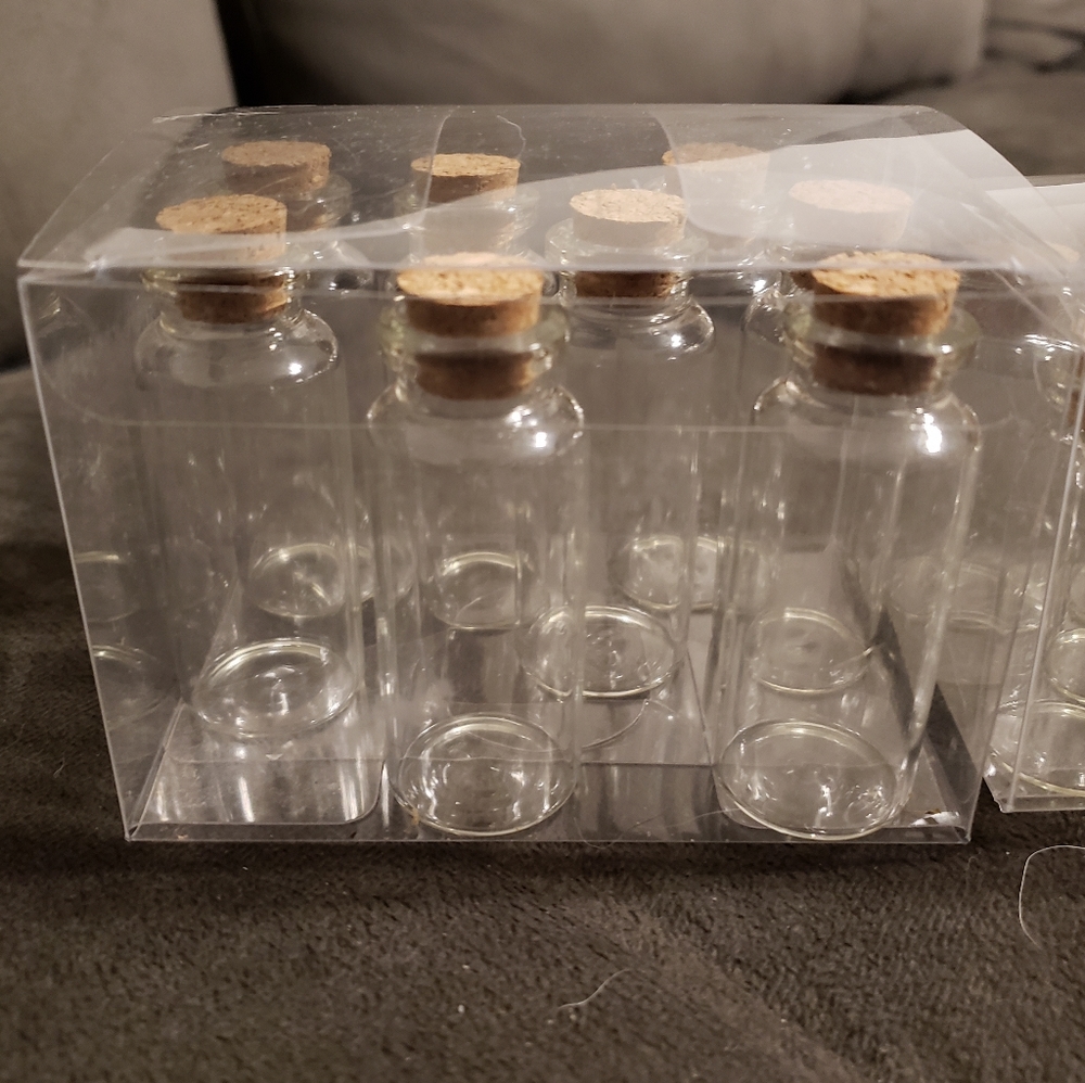 Small cork topped glass jars with extras - Picture 2 of 7